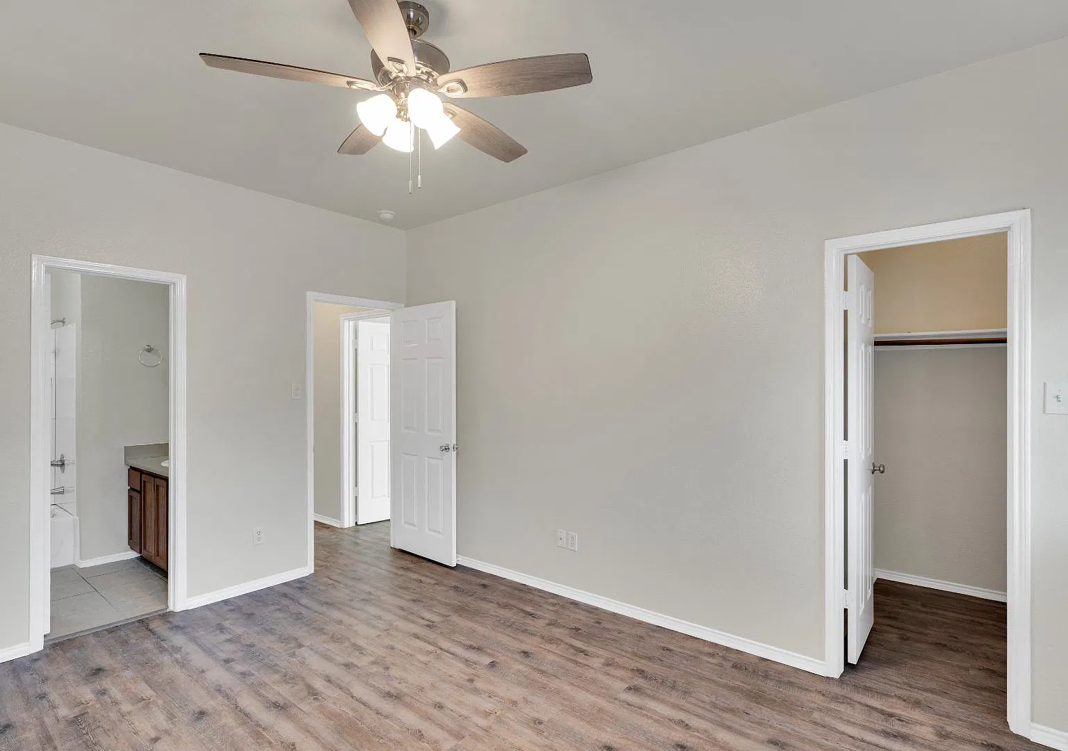990 Sierra Vista Ct — Photo 2