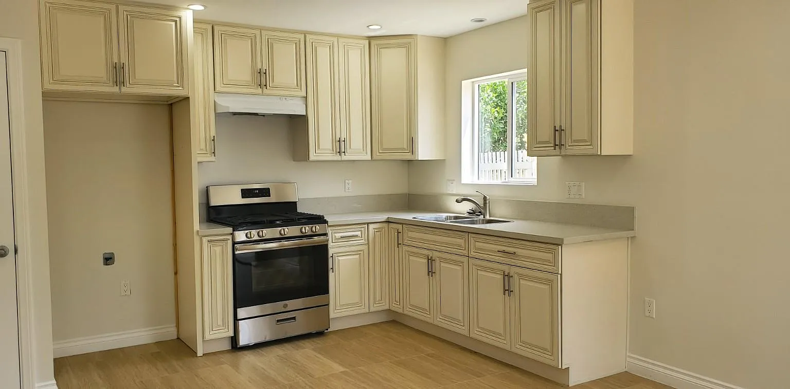 2 bed, 950 sqft, $2,700 — Photo 2