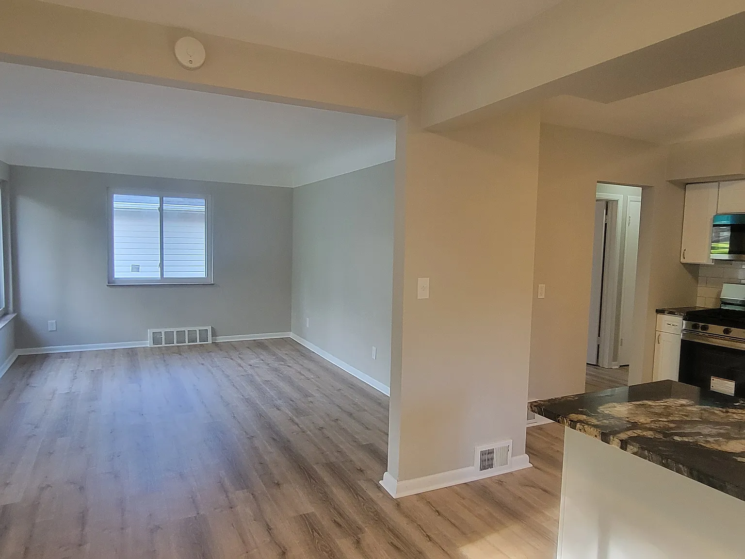 3 bed, 1104 sqft, $1,850 — Photo 3