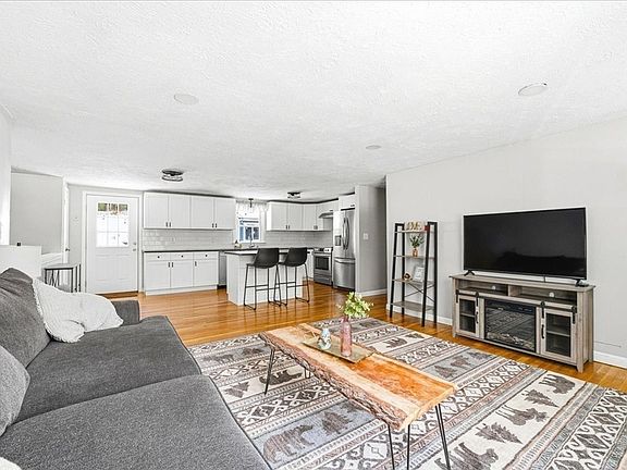 2nd image of 944 Long Pond Rd