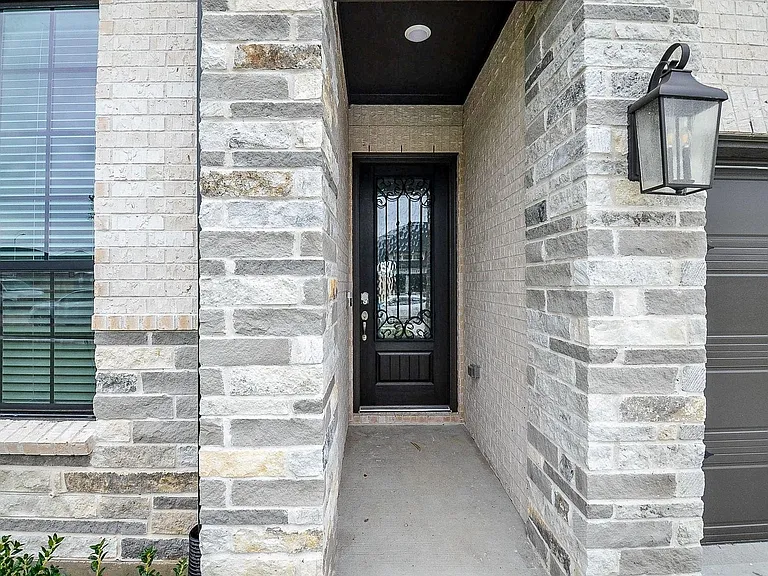 3811 Hermitage Dr — Photo 3