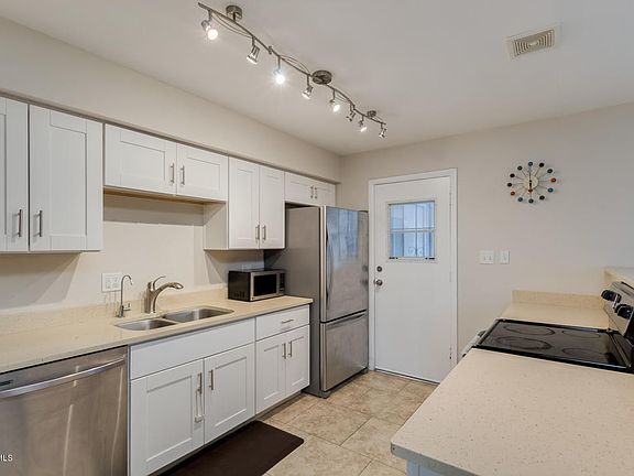 4th image of 209 E Manhatton Dr
