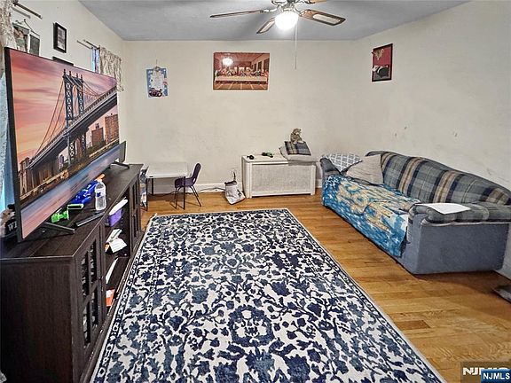 2nd image of 115 Kansas St