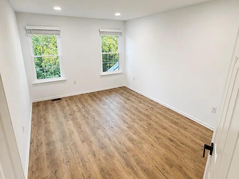 101 Laurel Cir — Photo 4