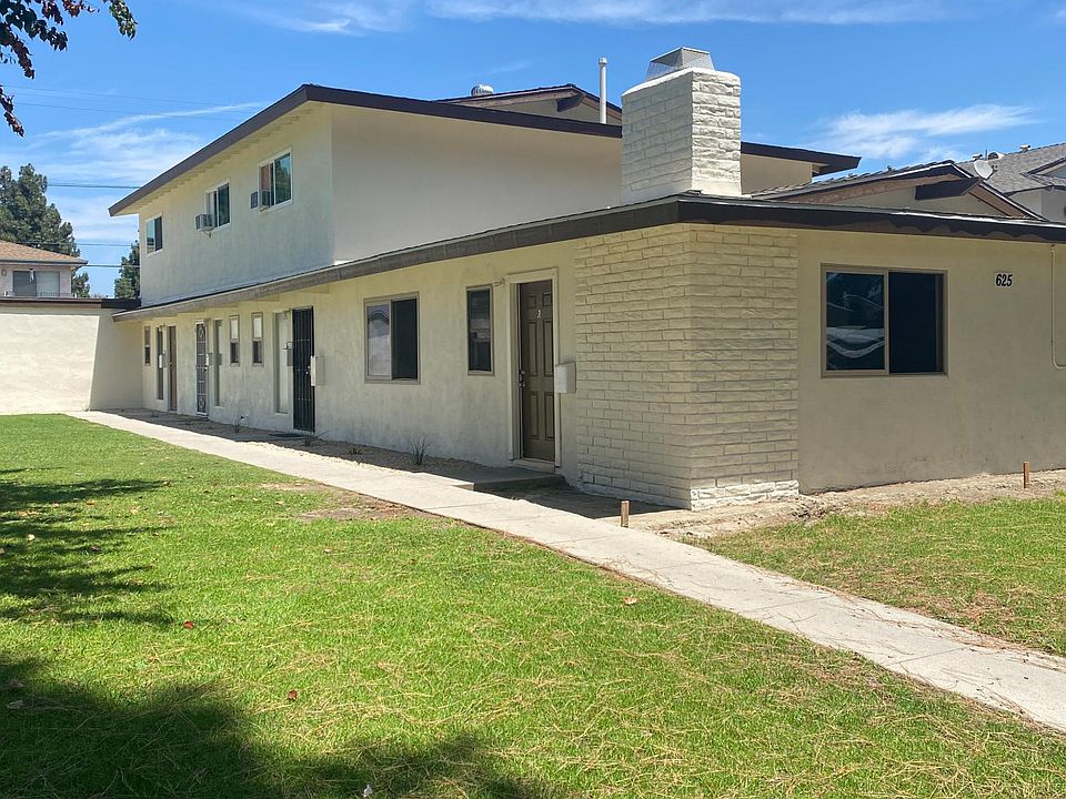 Exterior view of 4-unit building.