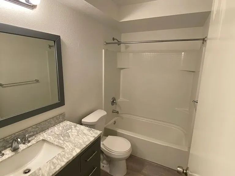 210 W Sheila Ln — Photo 4