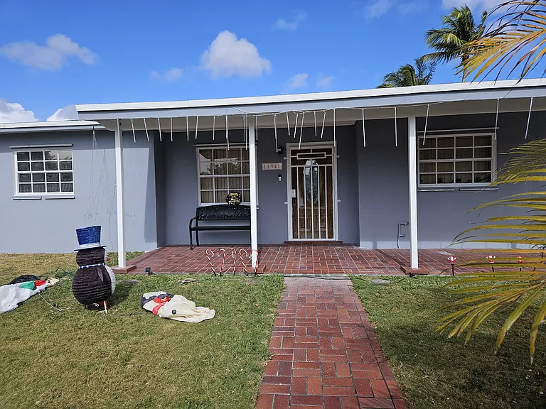 11941 SW 190th St — Photo 2