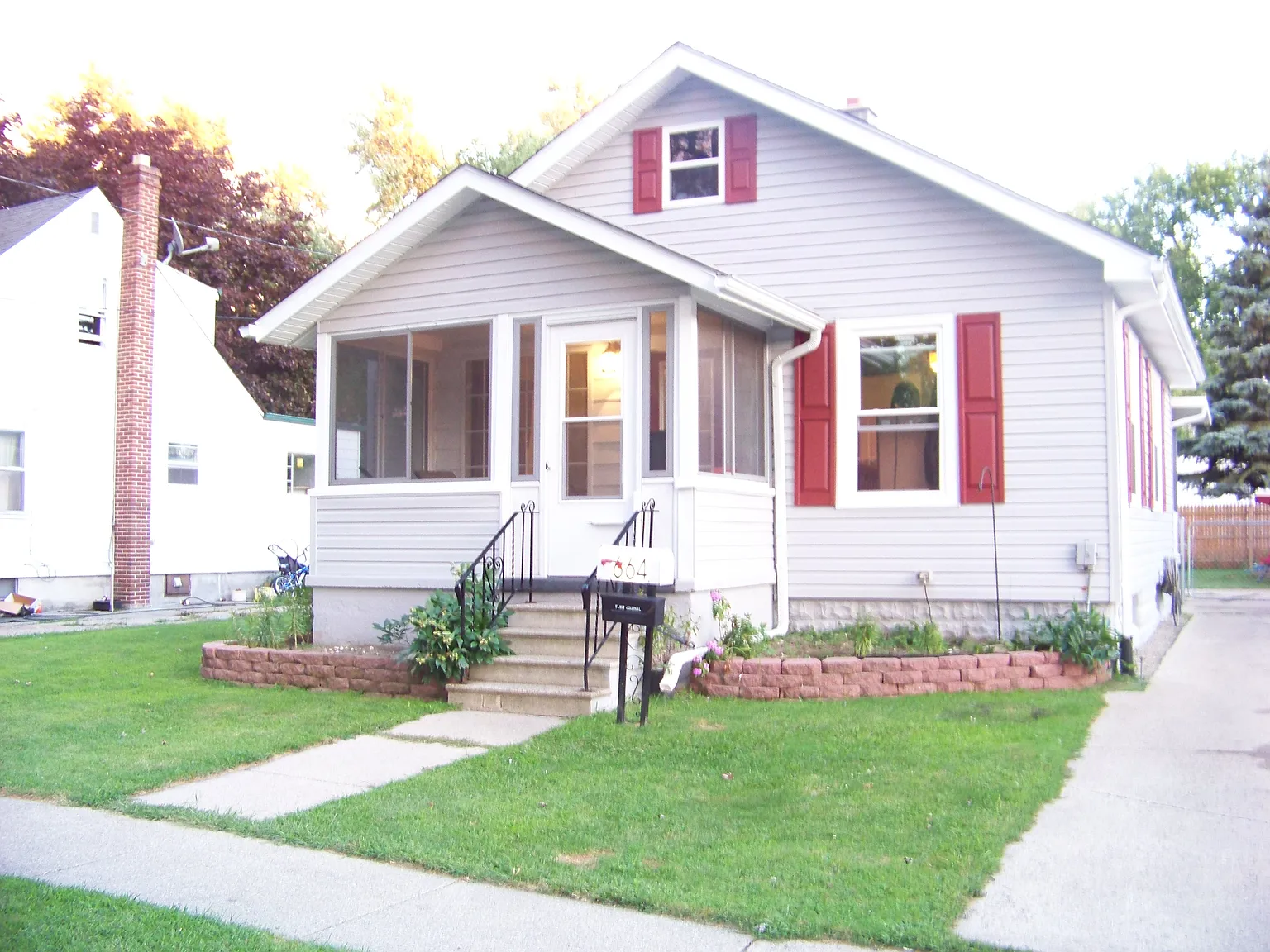 664 Maple St photo 1