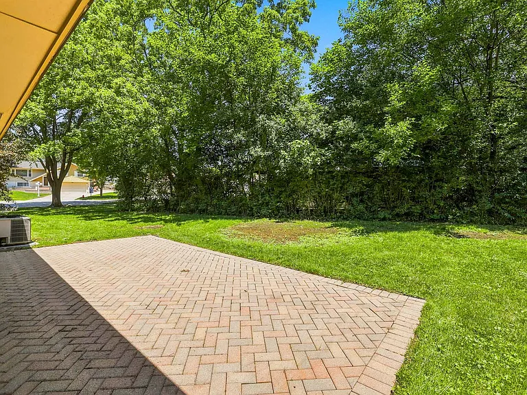 924 Bradford Ln — Photo 32