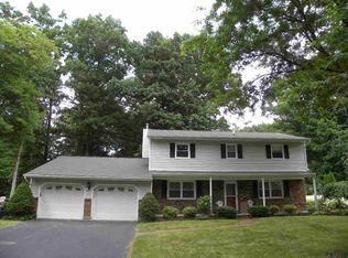 9 Turnberry Ln, Clifton Park, NY 12065