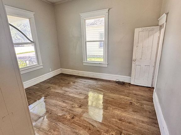 4th image of 135 E Hall St