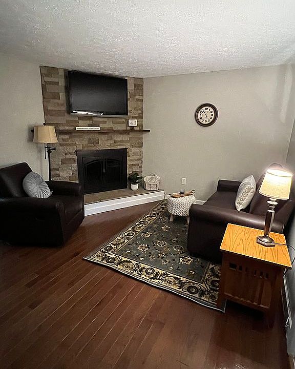 Living room & gas fireplace