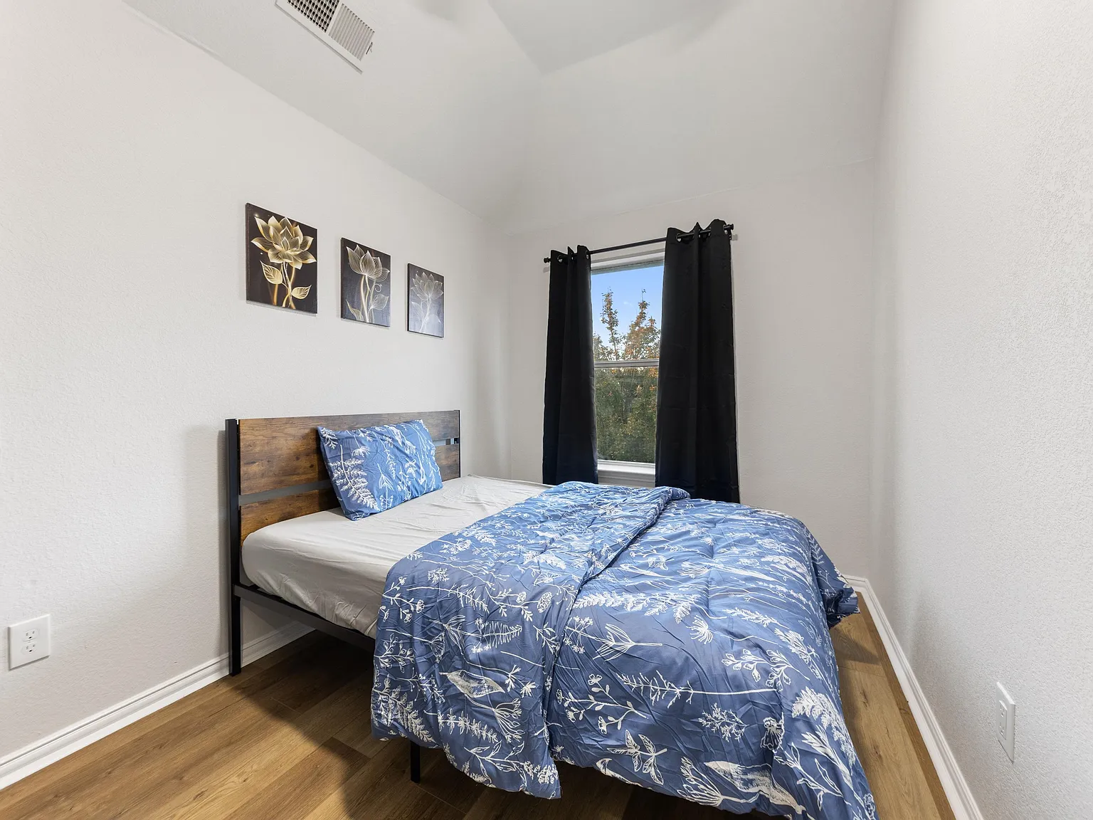 4 bed, 4.5 bath, 4000 sqft, $836 — Photo 1