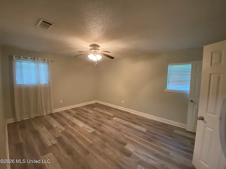 218 Alverado Dr — Photo 12