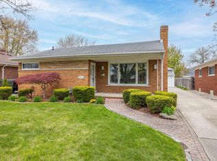 20865 Parkcrest Dr, Harper Woods, MI 48225
