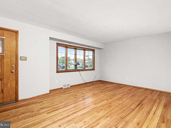 4th image of 10 Whitman Rd