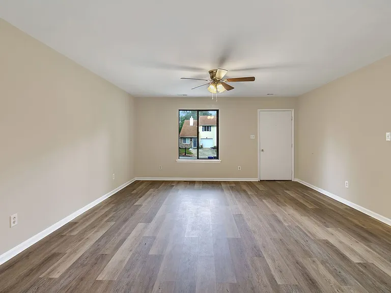 106 Brenda Dr — Photo 2