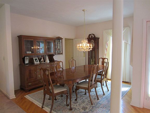 5th image of 409 Pinkster Ln