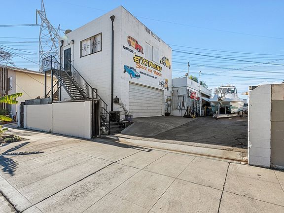 3rd image of 11470 Vanowen St