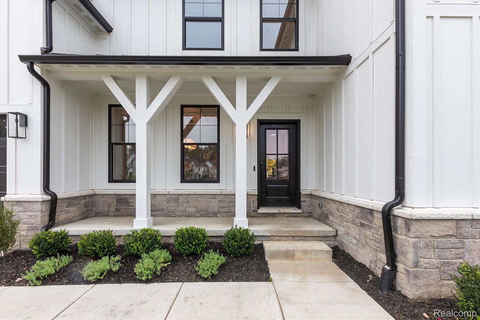 2500 Crystal Lake Dr, photo 2
