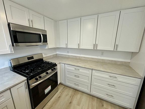 5th image of 555 Oak St APT 304