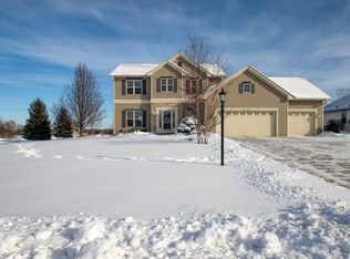 W226N4168 Sunder Creek Ct, Pewaukee, WI 53072