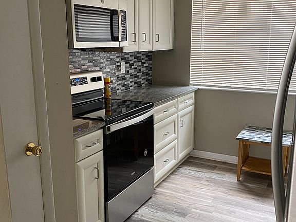 2nd image of 704 Oaks Manor Ct