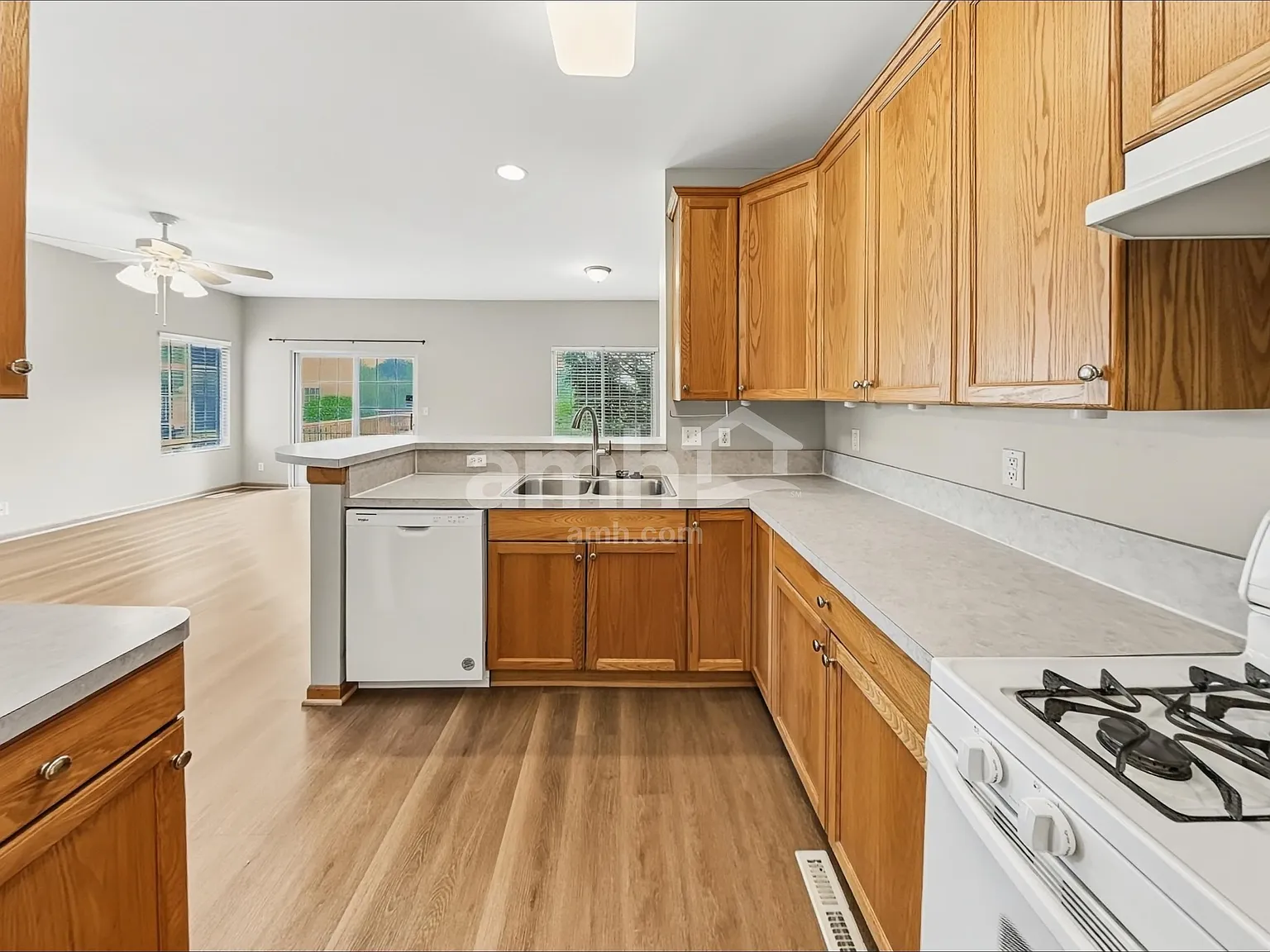 3 bed, 1.5 bath, 1169 sqft, $2,285 — Photo 4