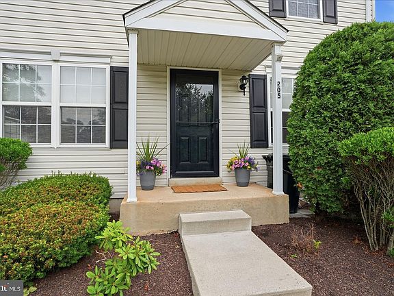 3rd image of 205 Tanager Ct