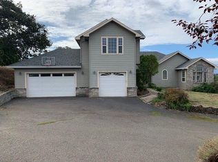 1090 Callaway Dr, Medford, OR 97504