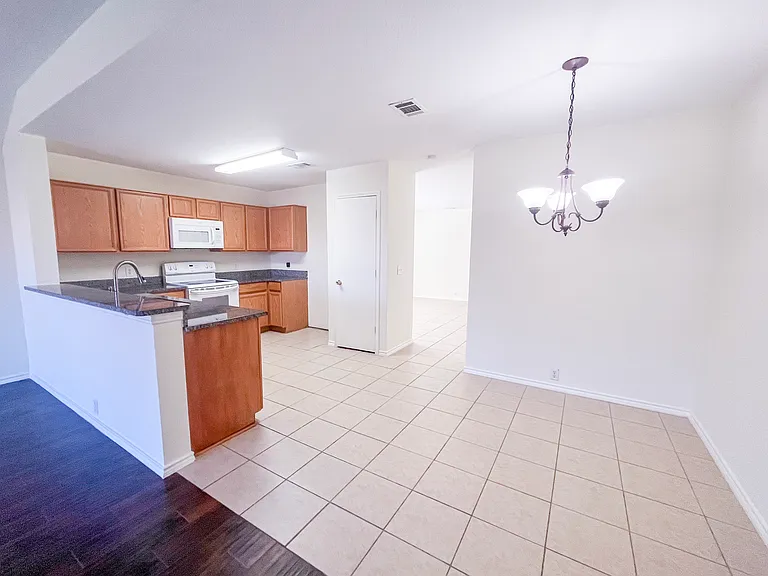 8929 Sagebrush Trl — Photo 4