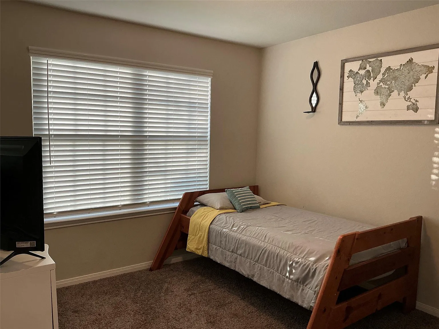 4 bed, 2.0 bath, 1836 sqft, $2,800 — Photo 2