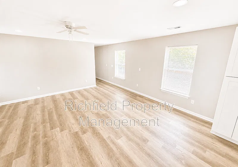 3 bed, 2.0 bath, 1350 sqft, $2,134 — Photo 4
