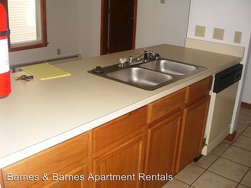 3rd image of 605 W Cross St