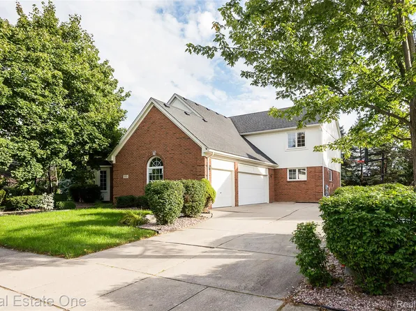 1013 Rochelle Park Dr, Rochester Hills, MI 48309
