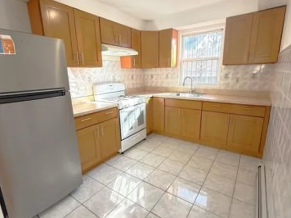 15831 79th Ave, Fresh Meadows, NY 11366