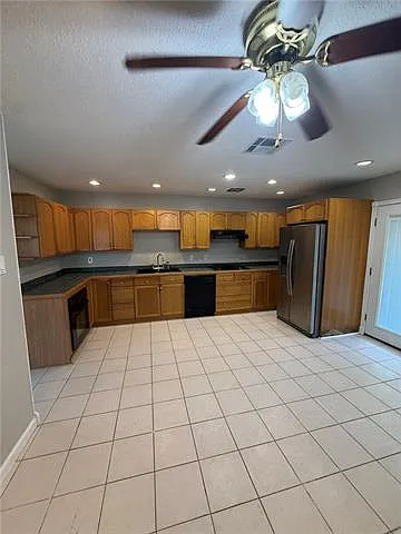113 Elaine Dr — Photo 2