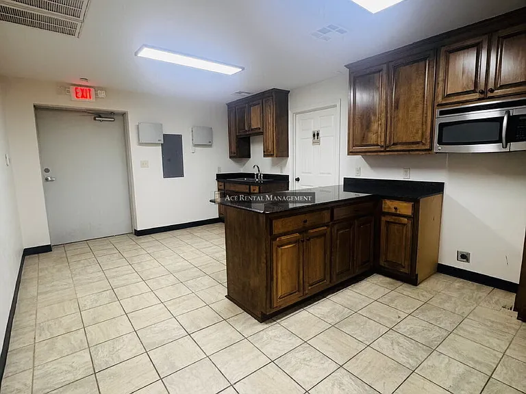 2905 Nederland Ave — Photo 10