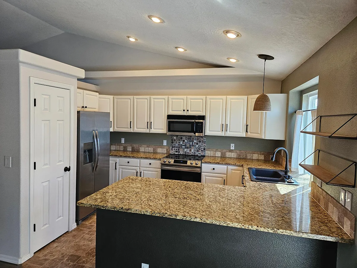 Building Photo - 2174 E Chateau Dr