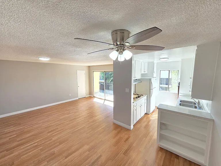 13813 Oxnard — Photo 22