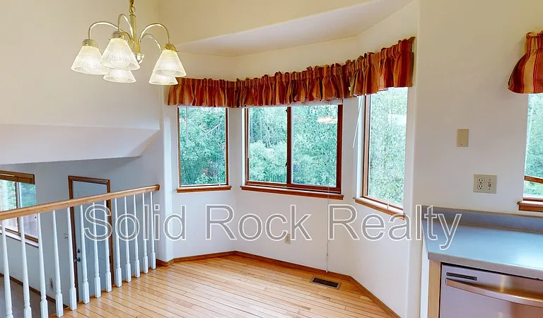 2580 Lyncrest Dr — Photo 4