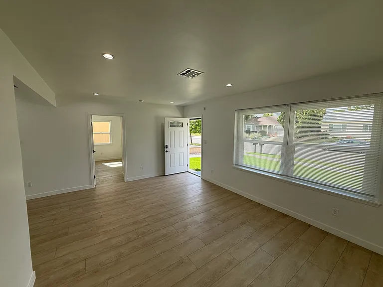 16918 Bassett St — Photo 6