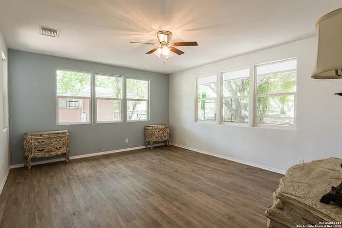 305 Riverside Dr — Photo 10