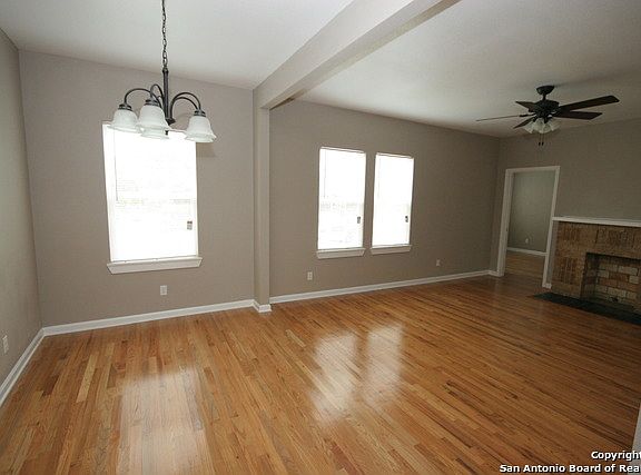 3rd image of 1642 W Mistletoe Ave