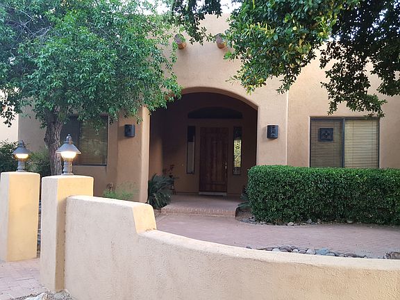 Courtyard w/front entrance