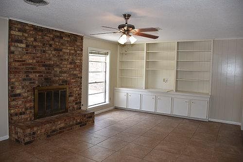 3rd image of 1102 Merry Oaks Dr
