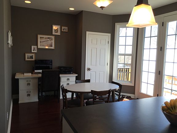 eat in area with computer nook