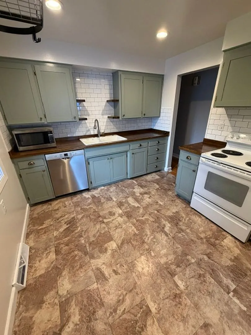 North Spokane Home Basement, Large Detached Garage, Central A/C — Photo 1