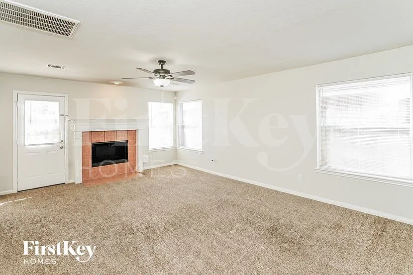 3 bed, 2.5 bath, 1839 sqft, $2,020 — Photo 3