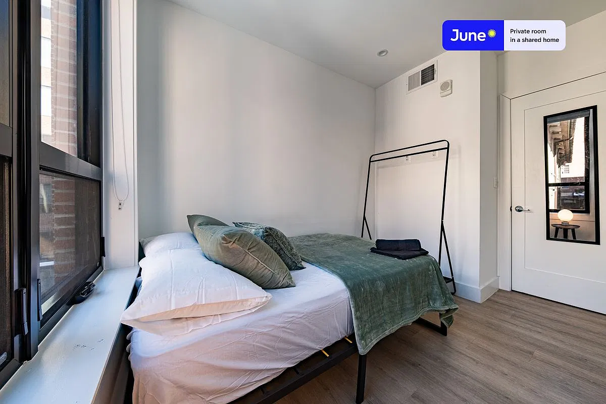 Full bedroom in 4 bed/2 bath home in Dupont Circle #1908 A — Photo 2